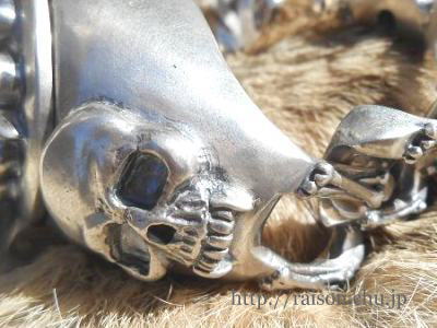 ���T�C�h�ɂ͑��݊��̂���X�J����z�u�B